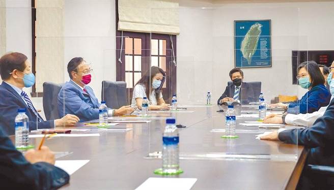 蔡英文总统（右）18日在总统府会见台积电董事长刘德音（左）及鸿海集团创办人郭台铭（左二）。会后总统在脸书PO文表示，谢谢他们的热心义举，并已指示行政院要全力协助，让永龄基金会和台积电尽快为台湾争取疫苗。（总统府提供）