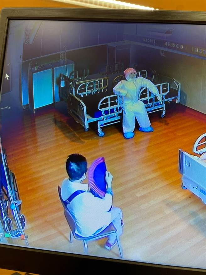 医护人员灵机一动，找来跟人一样大的填充娃娃，用以安抚阿嬷。（图／台北慈济医院提供）