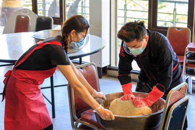 優遊吧斯員工除了整理環境還做起了餃子、蔥油餅。（鄭虞坪提供／張亦惠嘉縣傳真）