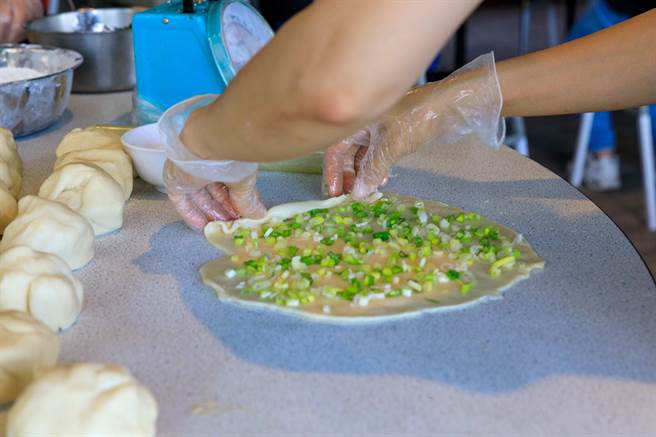 優遊吧斯員工除了整理環境還做起了餃子、蔥油餅，用料實在絲毫不馬虎。（鄭虞坪提供／張亦惠嘉縣傳真）