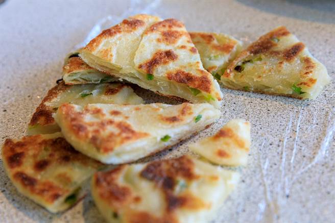 優遊吧斯的蔥油餅。（鄭虞坪提供／張亦惠嘉縣傳真）