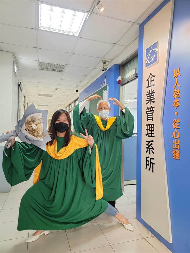 崑山大企研所相差51岁「祖孙檔」陈富雄、林芝琪。（崑山科大提供／曹婷婷台南传真）