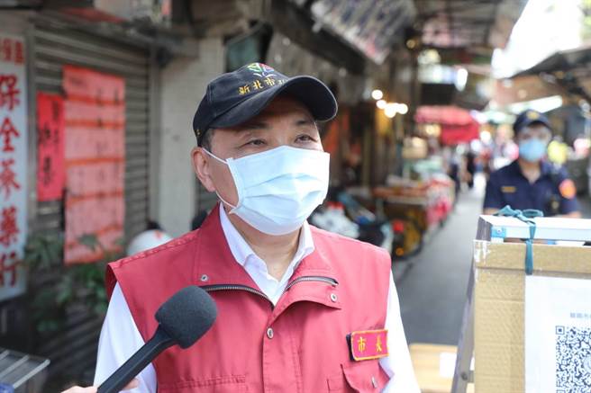 侯友宜今前往板橋大觀路龍興民有市場，視察人流管控和防疫措施。（新北市府提供）