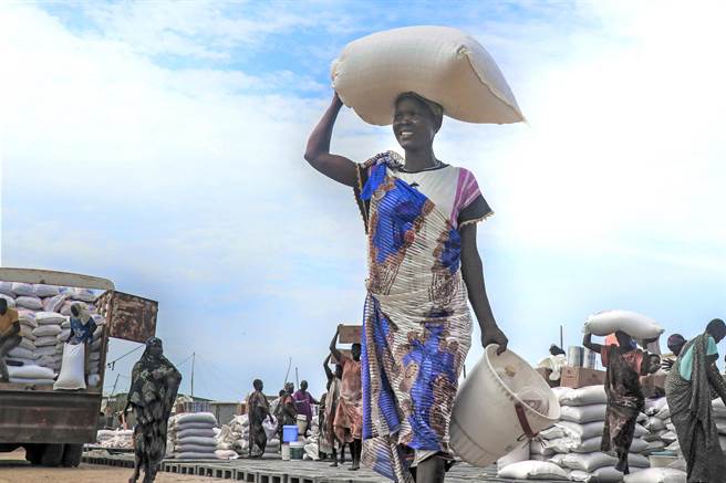 世界展望会与联合国世界粮食计画署于非洲、中东及亚洲地区所合作难民粮食援助方案。（展望会提供／林良齐台北传真）