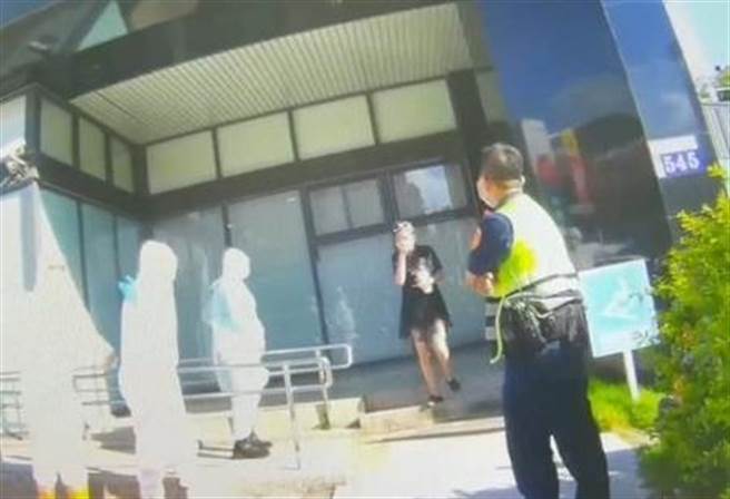 金髮女大闹银行「曾是万华群聚隔离者」，警吓全副武装将人送医。（图／翻摄自画面） 