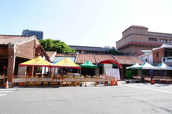 台北市长柯文哲今早亲赴剥皮寮快筛站，向护理团队致赠感谢状。（北市府提供）