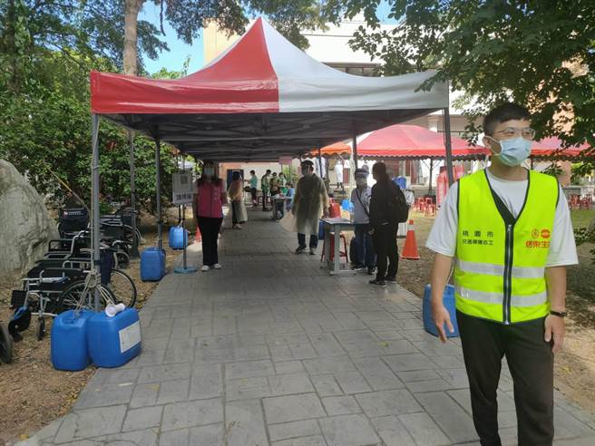 桃园市高龄接种19日放宽到79岁以上长者，28站全开、还分上下午场，但不少接种站早上都唱「空城计」。(蔡依珍摄)