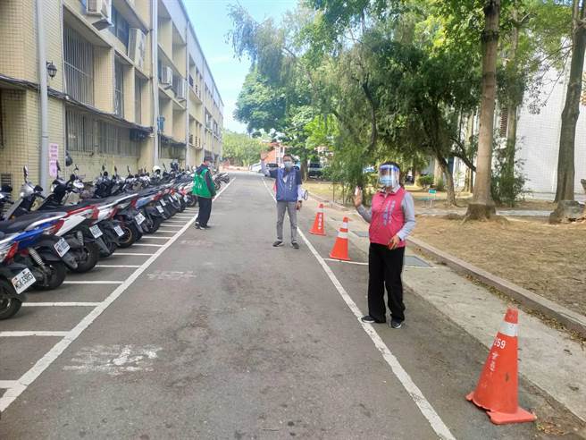 桃园市高龄接种19日放宽到79岁以上长者，28站全开、还分上下午场，但不少接种站早上都唱「空城计」。(蔡依珍摄)