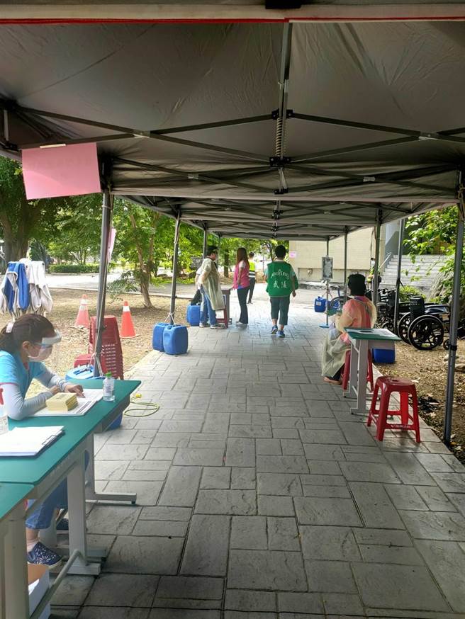 桃园市高龄接种19日放宽到79岁以上长者，28站全开、还分上下午场，但不少接种站早上都唱「空城计」。(蔡依珍摄)