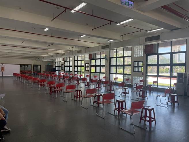 桃园市高龄接种19日放宽到79岁以上长者，28站全开、还分上下午场，但不少接种站早上都唱「空城计」。(蔡依珍摄)