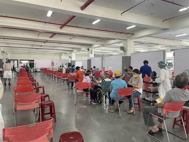 桃园市高龄接种19日放宽到79岁以上长者，28站全开、还分上下午场，但不少接种站早上都唱「空城计」。(蔡依珍摄)