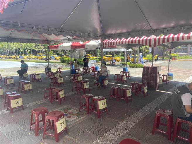 桃园市高龄接种19日放宽到79岁以上长者，28站全开、还分上下午场，但不少接种站早上都唱「空城计」。(蔡依珍摄)