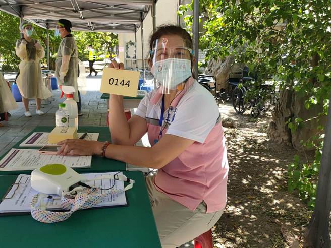 武陵高中场10点半号码牌才发到144号。(蔡依珍摄)