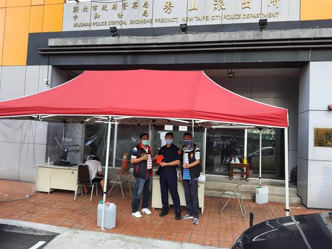 中和警友办事处秀山站站长刘永祥、副站长林言峰捐赠2万5000元防疫基金给秀山派出所，盼可以让基层警无后顾之忧。（翻摄）