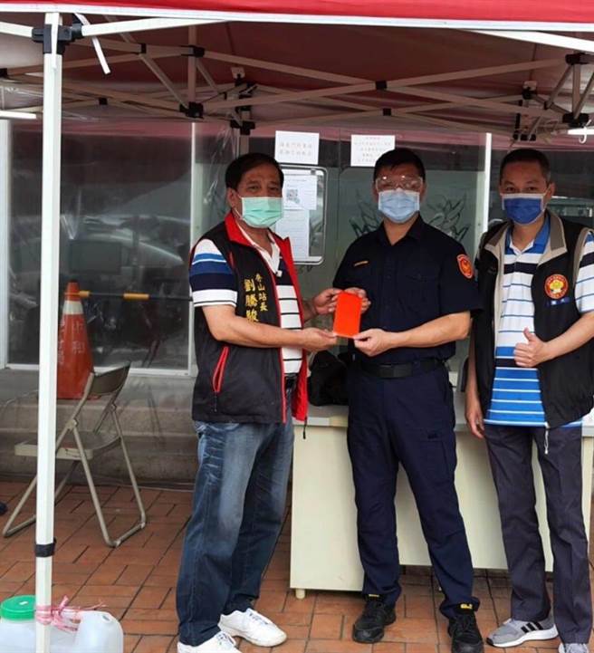 中和警友办事处秀山站站长刘永祥、副站长林言峰捐赠2万5000元防疫基金给秀山派出所，盼可以让基层警无后顾之忧。（翻摄）