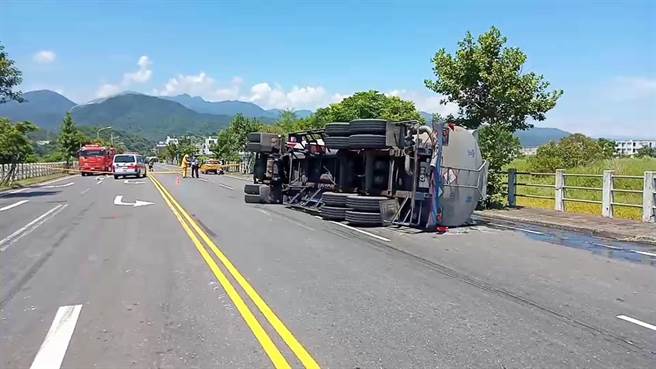一辆满载硫酸的槽车行经苏澳镇某路段时翻覆，消防人员紧急前往处理。（宜兰县政府消防 局提供／胡健森宜兰传真）