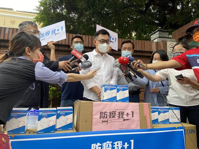 国民党主席江启臣19日痛批蔡总统，「妳说帮民间买疫苗一路开绿灯，但我们看到的是一路开红灯挡挡挡，蔡总统妳色盲了吗？」（卢金足摄）