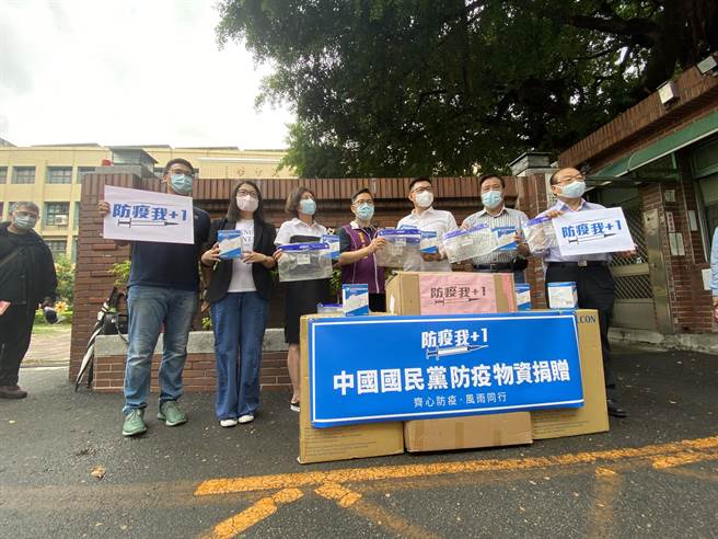 国民党主席、立委江启臣19日上午捐赠防疫物 资时呼吁蔡总统，抛开心中政治计算，抛开意识形态，不懂得谦卑，只懂得反对，以后人民会向妳追究责任。（卢金足摄）