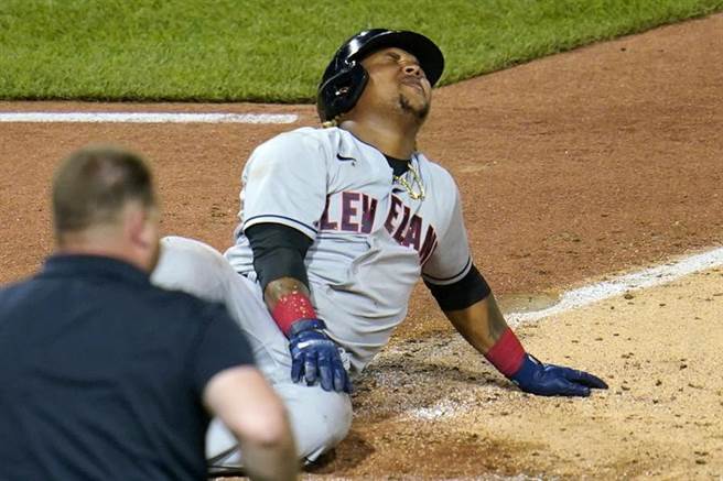 印地安人打者拉米瑞兹挨了海盗投手克里克的触身球，表情痛苦。（美联社）