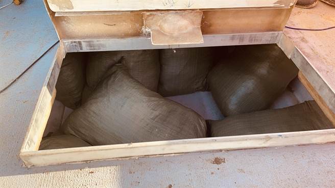 岸巡在密舱内查获大陆乾燥香菇一批，共计46袋总重774.14公斤。（金门岸巡队提供）