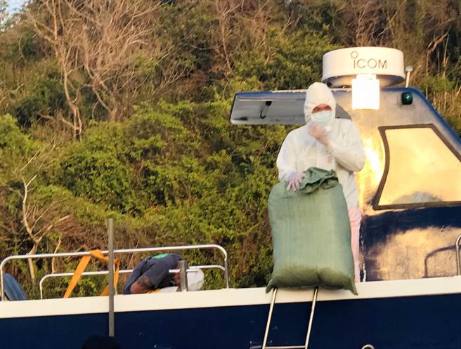 金门岸巡队在湖山港际，查获「地下小三通」走私大陆香菇774.14公斤。（金门岸巡队提供）