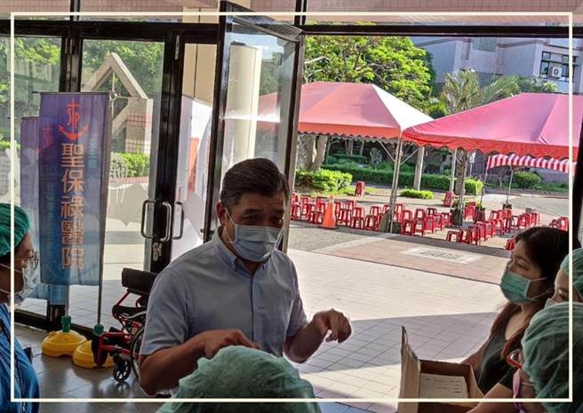 桃园圣保禄医院医疗部主秘蓝章杰在脸书分享帮长辈打疫苗的趣闻。(圣保禄提供)