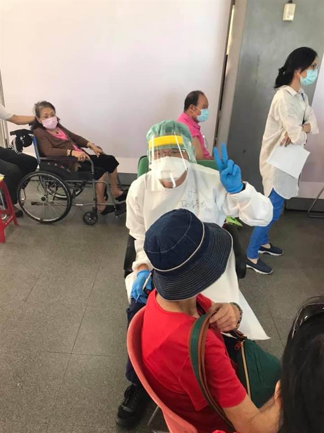 桃园圣保禄医院负责阳明高中疫苗接种站服务。(圣保禄提供)