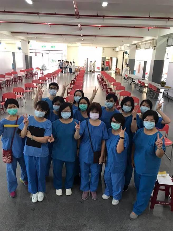 桃园圣保禄医院负责阳明高中疫苗接种站服务。(圣保禄提供)