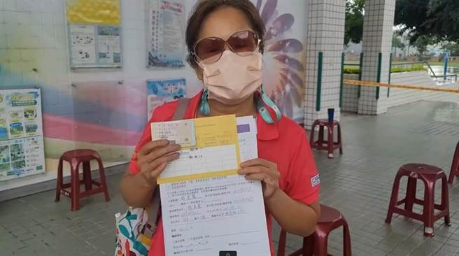 女邻长林美丽说，邻长若染疫，怎么服务里民，也怕万一传染给民眾，那该怎么办，亟需接种疫苗。（读者提供／张妍溱台中传真）