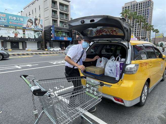 台南限定！台南市政府与大型量贩业龙头家乐福合作，计程车外送服务到家。（台南市政府提供／曹婷婷台南传真）