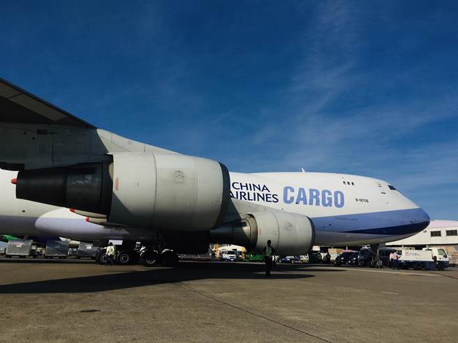 华航载运的24万剂莫德纳疫苗，18日下午抵台。（范扬光摄）