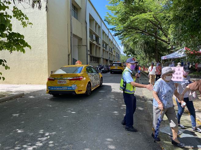 全國村里長聯誼總會19日發出給蔡英文總統的公開信，稱鄰長、志工是施政最前線的重要推手，呼籲納入疫苗優先施打對象。(蔡依珍攝)