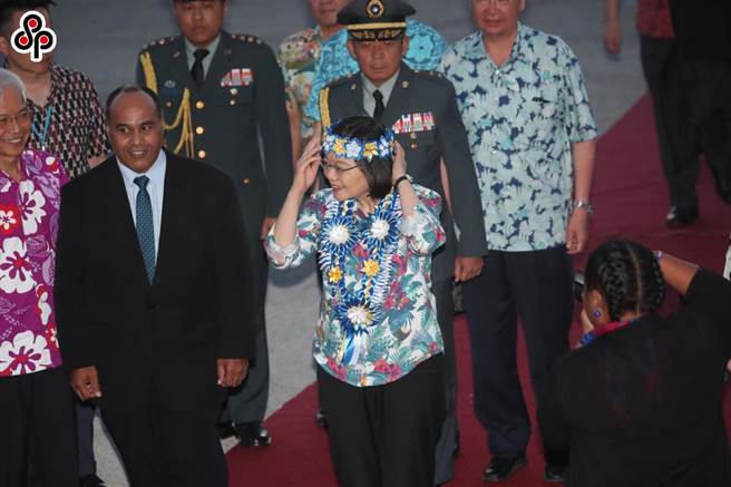 为防中企得标，南太平洋海底光缆工程搁浅。图为2019年3月24日蔡总统出访我邦交国诺鲁接受献戴花环。（中央社）