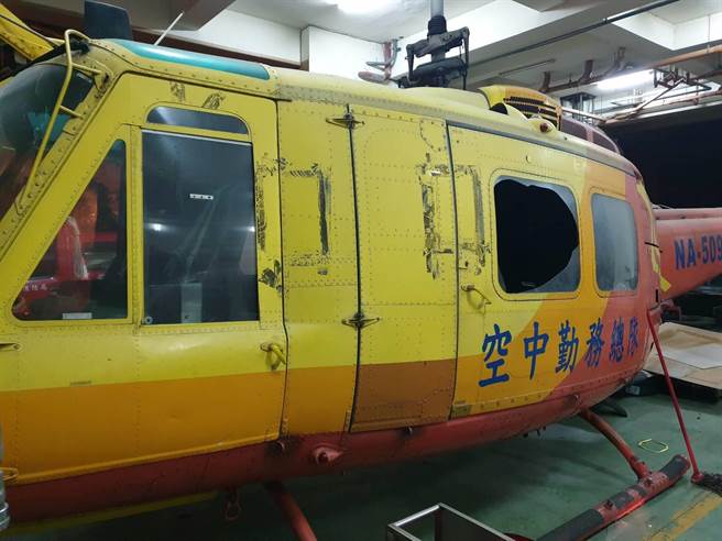 張姓男子18日凌晨酒後闖入豐原消防分隊前的教材直升機睡覺，因嫌太熱出不來怒砸窗。（民眾提供／陳淑娥台中傳真）