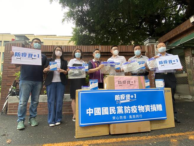 國民黨主席江啟臣19日上午至西屯區中山國中前捐贈防疫物資給台中市診所協會，感醫護人員辛苦的站在第一線。（盧金足攝）