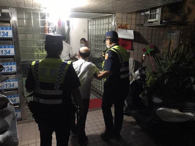 平镇一名94岁老翁，因疫情烦闷独自到公园活动筋骨，没想到疑似失智症发作，突然忘记回家的路，所幸警方即时协助，老翁才顺利返家。（平镇分局提供／萧灵玺桃园传真）