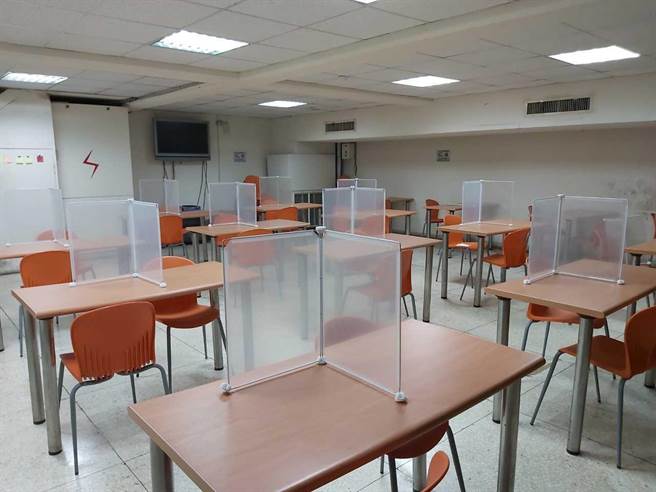 新北市经发局日前实地抽查辖内25家企业，确认企业防疫措施。（新北市经发局提供）