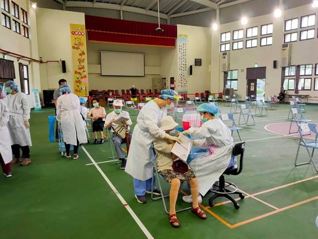 高市目前针对高龄长辈施打AZ疫苗。但蓝绿民代为邻长请命，希望纳入施打对象。（高市府提供）