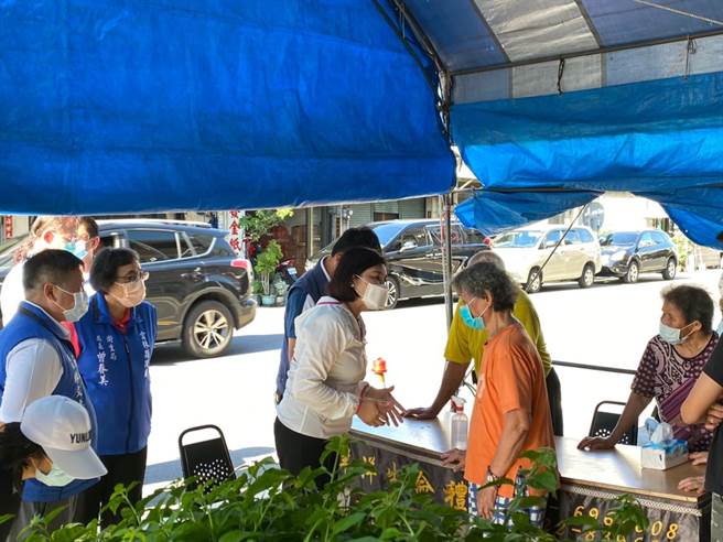 云林县出现4例85岁已长者疑似打疫苗后猝逝事件，恐影响下周一接种意愿，云林县长张丽善（中穿白衣者）表示，尊重长者的接种意愿，如果有慢性病史者建议徵询长期看诊的医师意见再打，在正常条件下，她鼓励民眾踊跃接种，图为张丽善18日慰问崙背乡猝逝长者的家属。（资料照片／周丽兰摄）