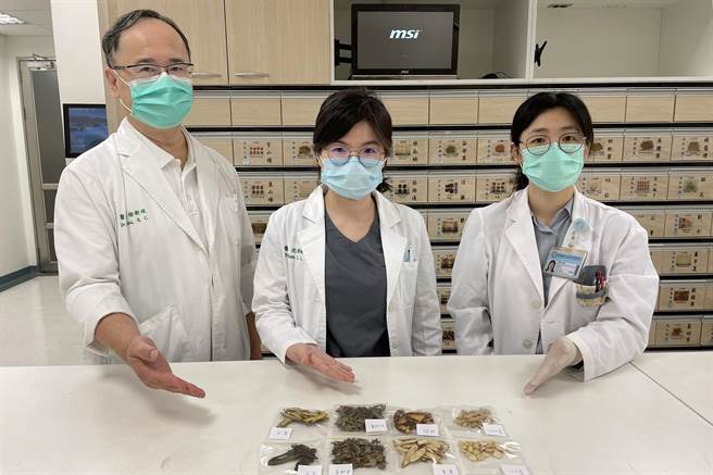 中医大新竹附设医院中医科主任徐新政（左自右）、中医师沈俐伶、药师陈蓉萱介绍「清肺饮」药方。（罗浚滨摄）  