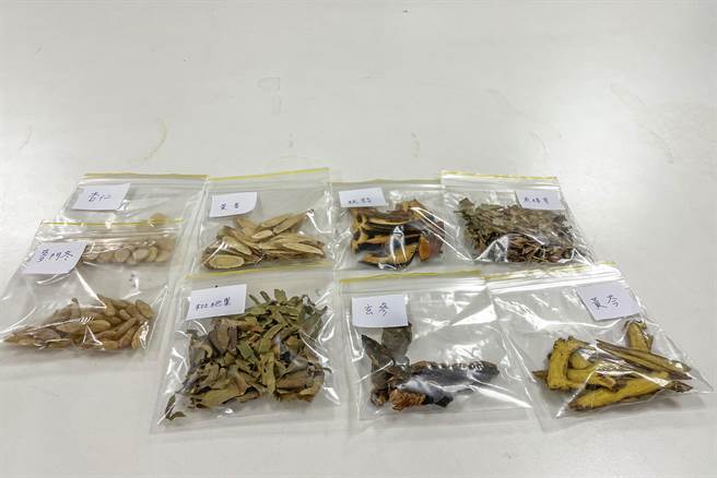 中医大新竹附设医院中医科团队调配的「清肺饮」药方。（罗浚滨摄）