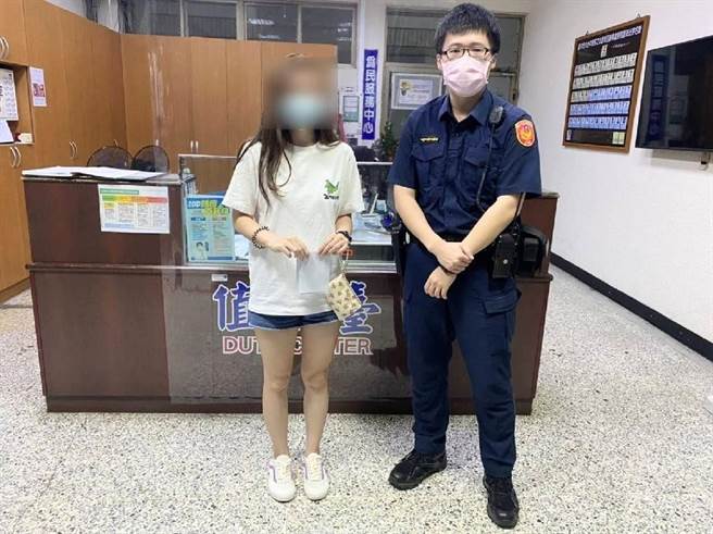 林女谢员警帮忙找到失窃爱车，称讚警方办案效率真好，不因小案而轻忽。（民眾提供／卢金足台中传真）