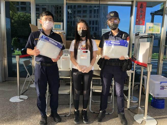 为守护员警健康，热心的许小姐登高一呼，号召丰鑫国际木业有限公司董事长林钦荣与民眾响应，共同购买防疫物资，捐赠给台中市警察局第六分局。（卢金足摄） 