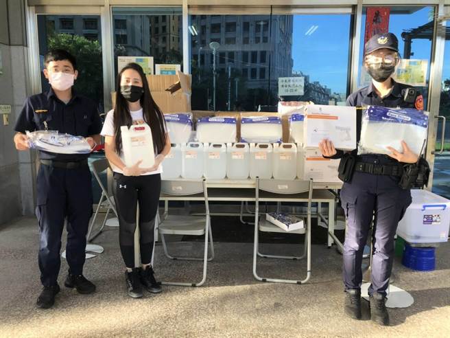 台中市一名许姓热心民眾号召捐赠防疫物资，让员警能安心执勤，增加更多保护力。（卢金足摄）