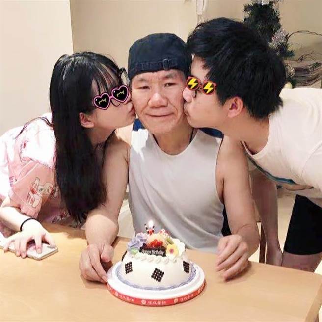 赵传与儿女一同庆生 （旋风音乐提供）