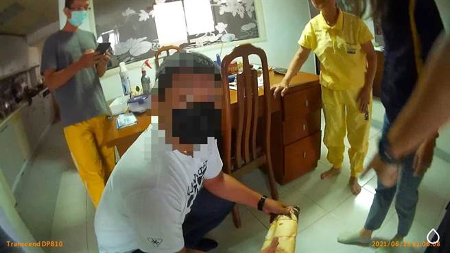 高雄市一名82岁的陈姓阿嬷月初遭电话诈骗30万元后与警方合作演戏，成功让诈骗集团再度上鉤，一举逮获19岁男大生车手。（高市苓雅警分局提供／袁庭尧高雄传真）