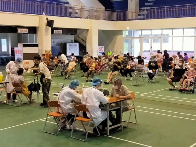 19、20日連2天有長者及鄰長至快打站施打疫苗。（太平區公所提供）