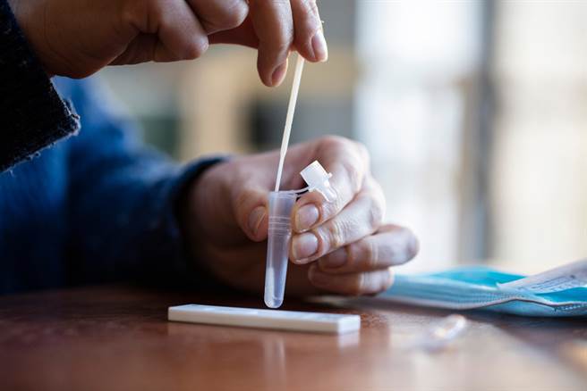 家用快筛下周起供应，食药署今天公布指引，民眾若检出阳性请儘速就医。（图／Shutterstock）
