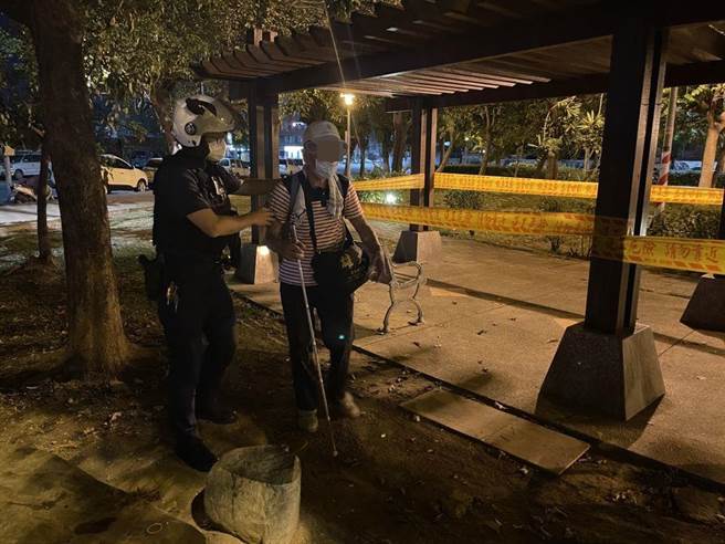 三民二警分局阳明派出所警员黄识频、陈佩泽巡逻经过，随即停下来关心该名视障长辈，搀扶他到一旁长椅休息。（柯宗纬翻摄）