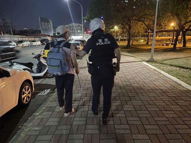 三民二警分局阳明派出所警员黄识频、陈佩泽巡逻经过，随即停下来关心该名视障长辈，搀扶他到一旁长椅休息。（柯宗纬翻摄）